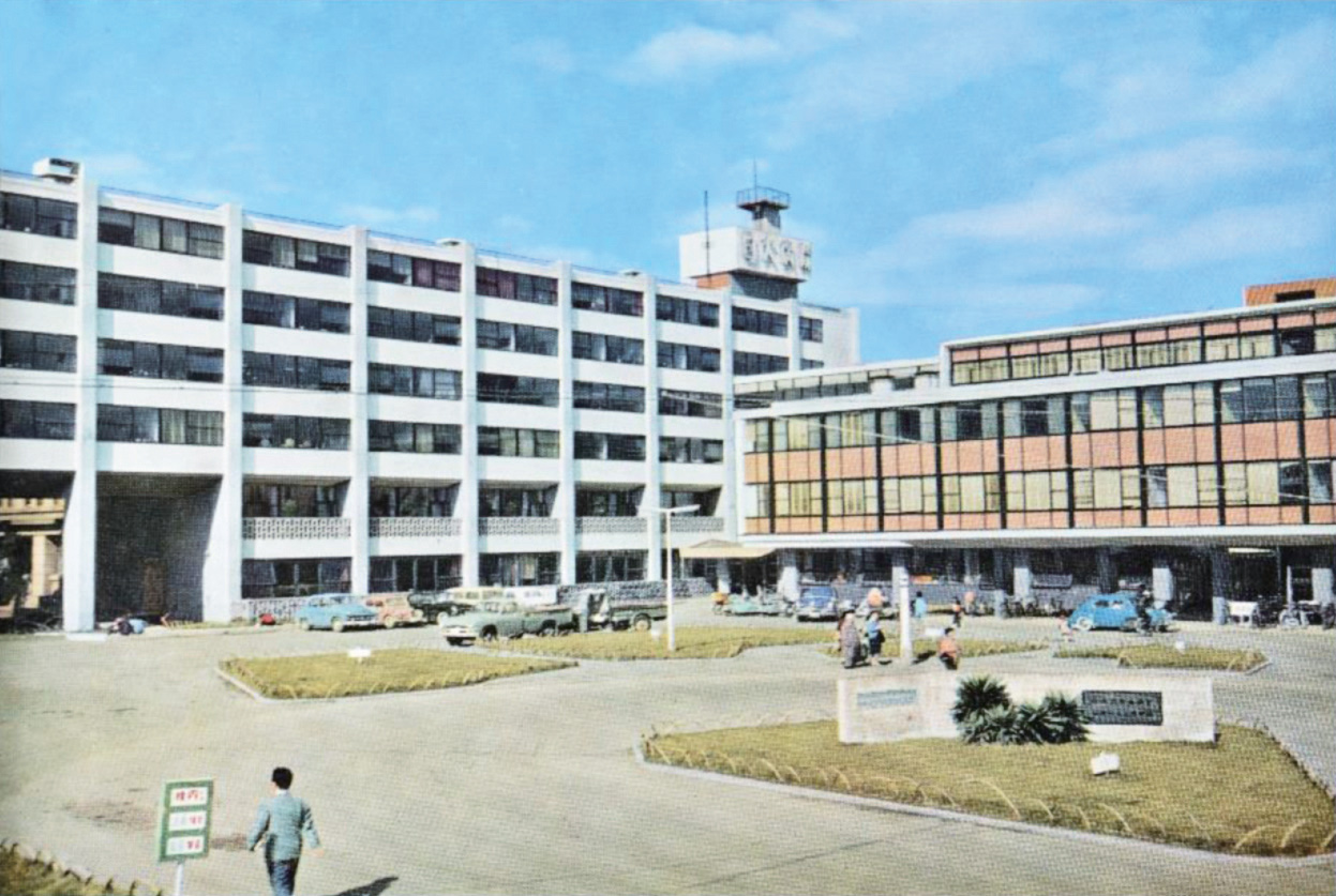 大学院棟と板橋病院外来棟(33回生卒業アルバムから)