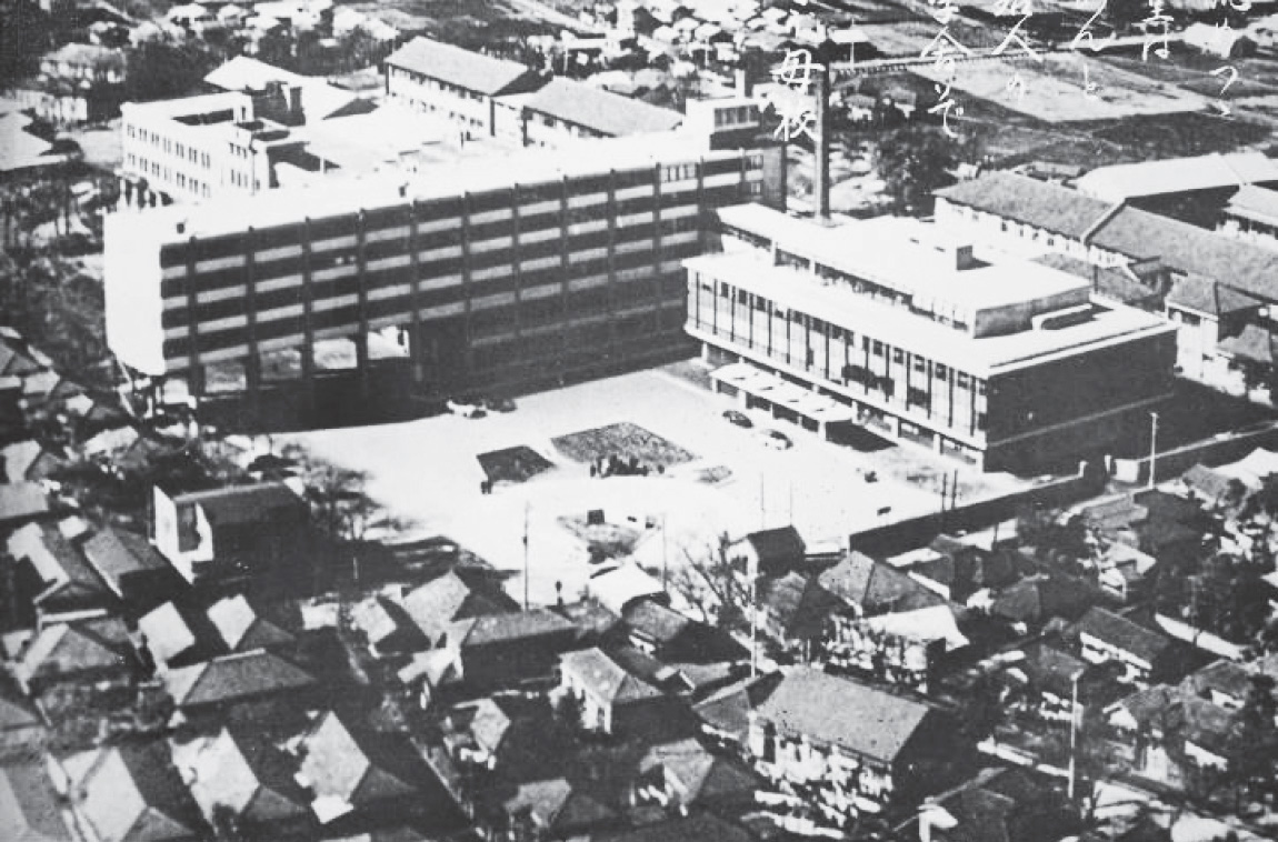 大学院棟と外来棟(航空写真)