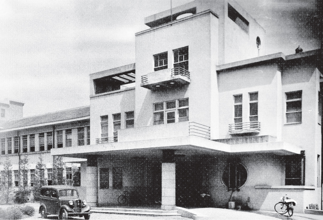 写真1:最初の板橋病院外来棟<br>(14回生卒業アルバムから)