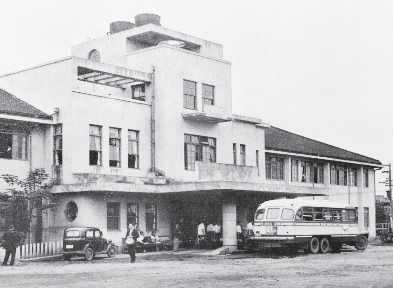 写真2:戦後復興した板橋病院外来棟<br>(28回生卒業アルバムから)