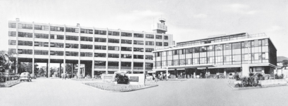 写真5−3:板橋病院外来棟と大学院棟<br>(昭和31年11月)