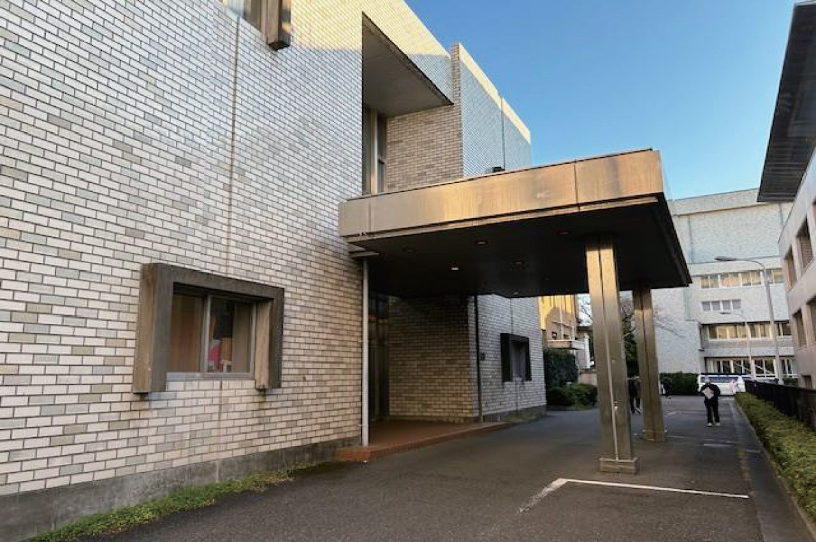 写真2:臨床講堂(正面に図書館棟)