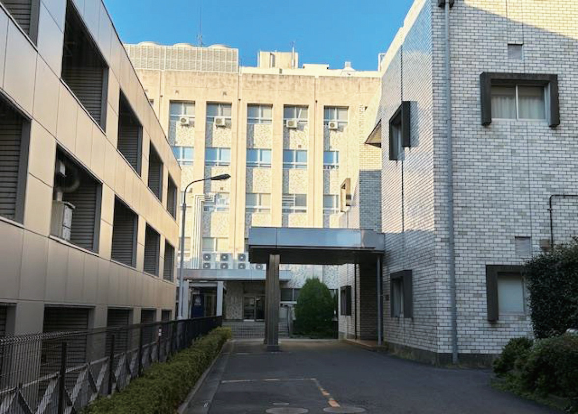 写真3:基礎教育研究棟と臨床講堂(右),リサーチセンター(左)